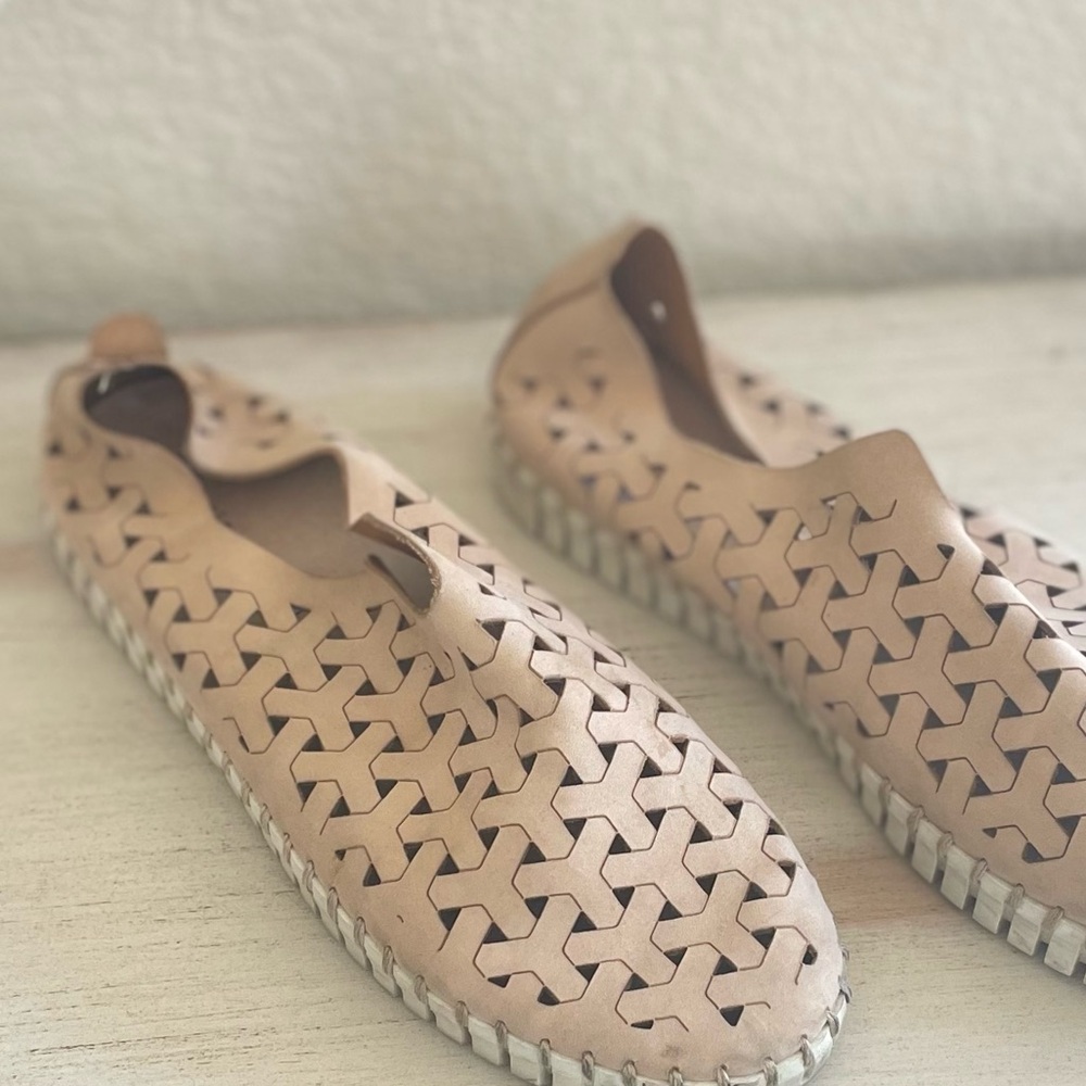 Eric Michael cut out leather slip on shoes in Taupe Size 39